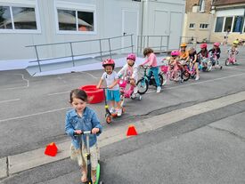 Petit circuit en vélo ou en trottinette dans la cour de l'école