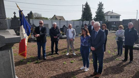 Dépôt de gerbe au cimetière pour les victimes civiles des catastrophes minières