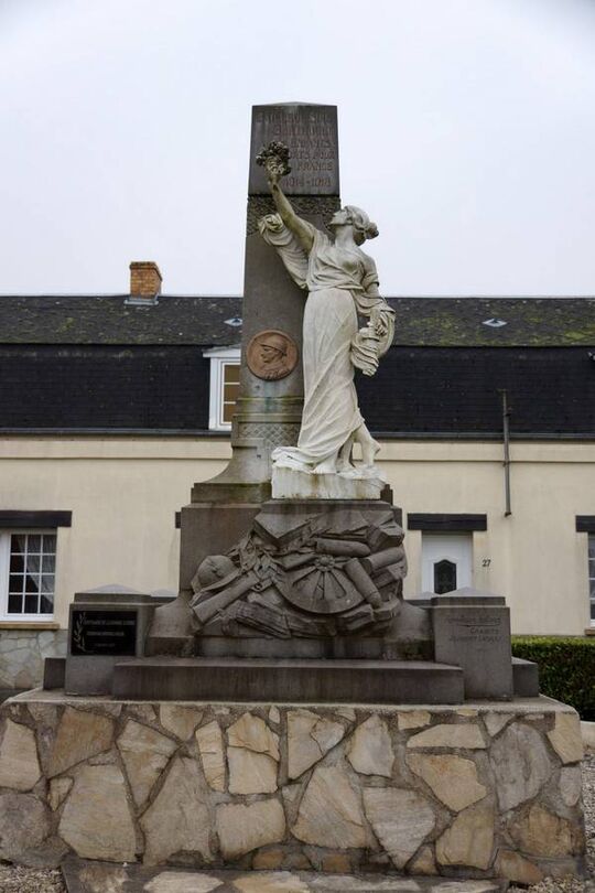 Monument aux morts de Bailleul-Sire-Berthoult place du 11 novembre inauguré le 09 août 1925