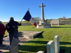 Cérémonie du 11 novembre au cimetière Albuera Cemetery